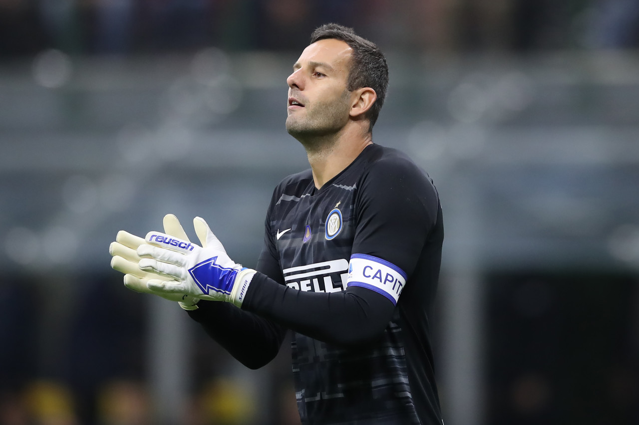 达成生涯400助里程碑，梅西赛后把球衣送给了看台上的父母