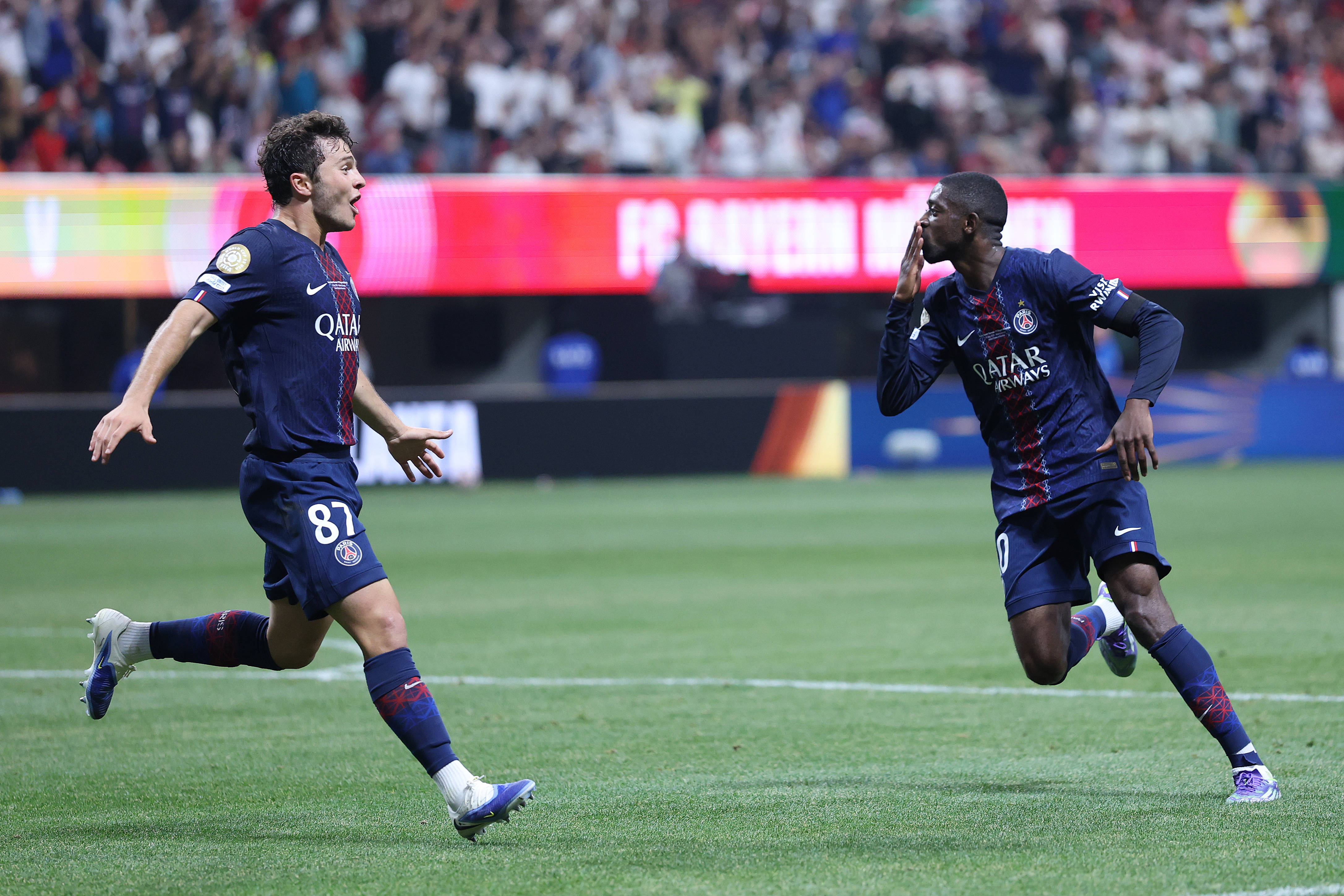 詹姆斯末节连得10分+致命抢断，湖人112-108险胜76人，40岁传奇再创历史纪录