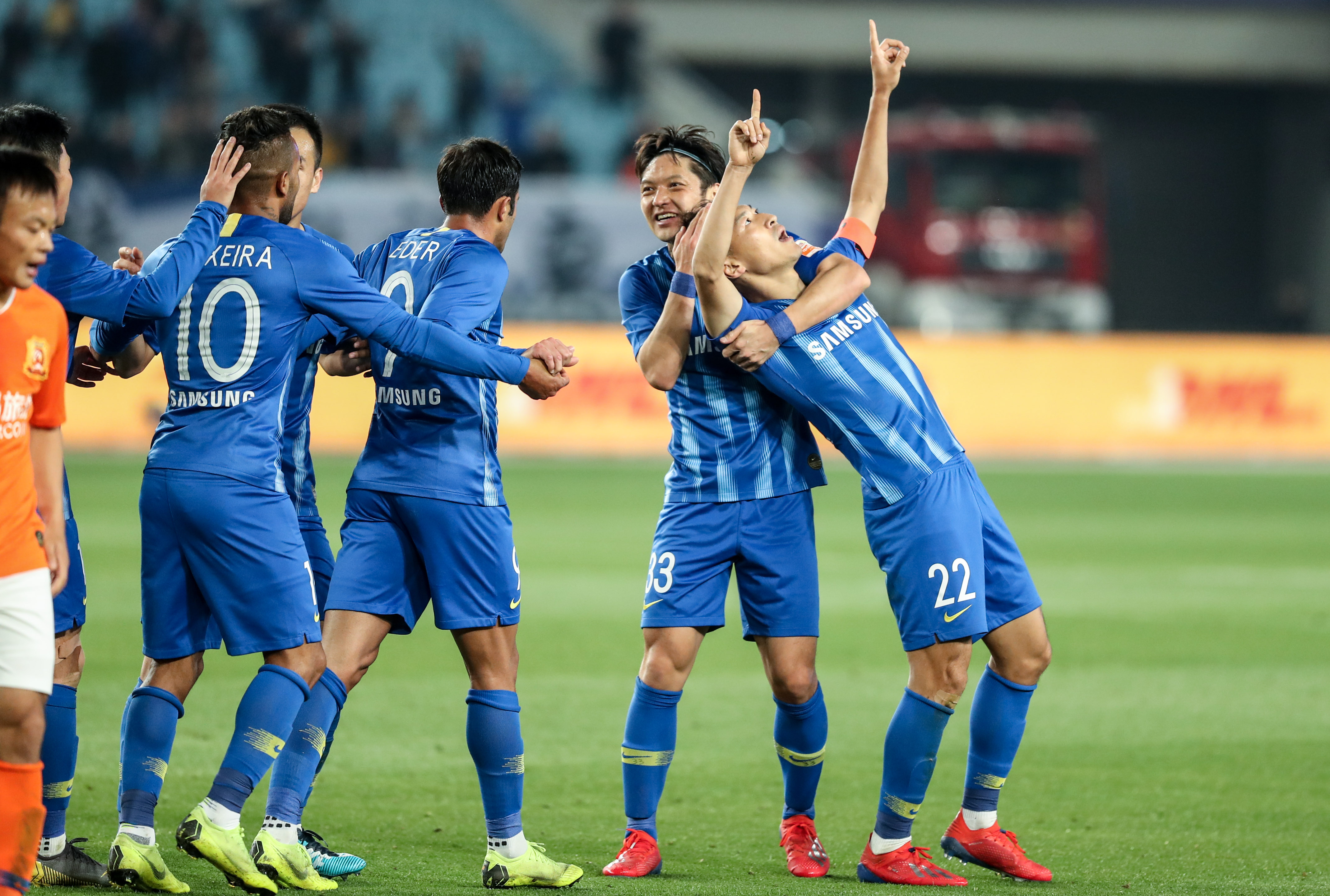 火箭首节37比25领先湖人，圣诞大战开局强势（圣诞大战火箭强势开局：首节37-25领先湖人）