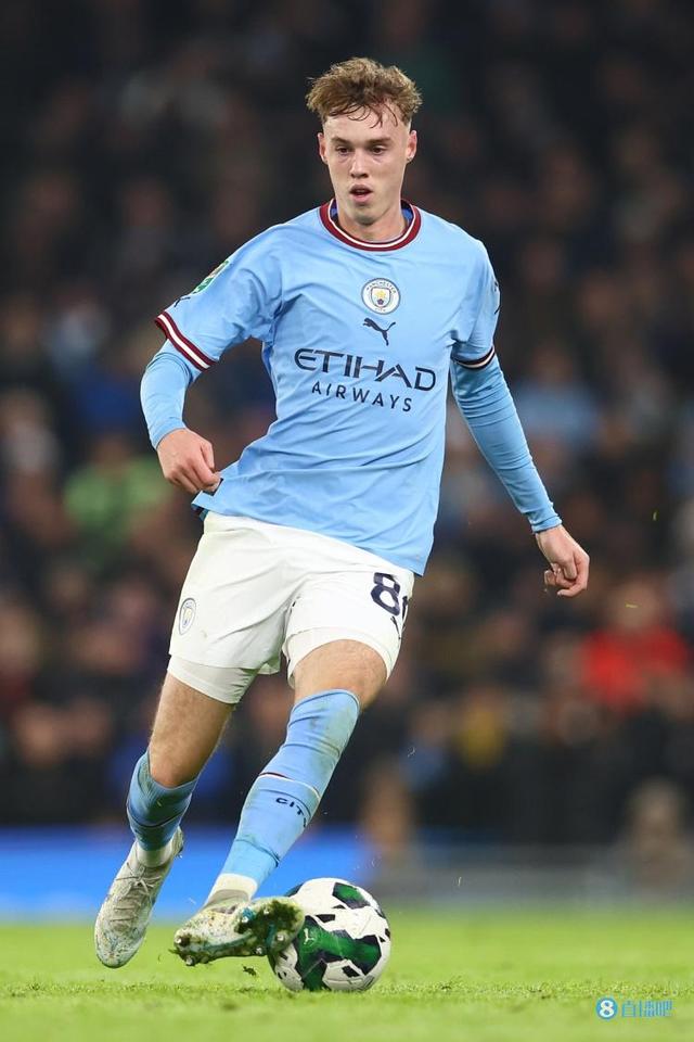 英超最新积分榜：阿森纳6分优势领跑，曼联输球排第10（英超积分最新形势：阿森纳领先6分居首，曼联告负跌至第10）