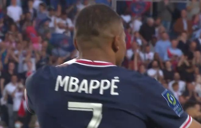 T倒了！预热《怪奇物语》最终季，拜仁球员穿特制热身服出场（拜仁球员穿定制热身服亮相，为《怪奇物语》最终季预热）