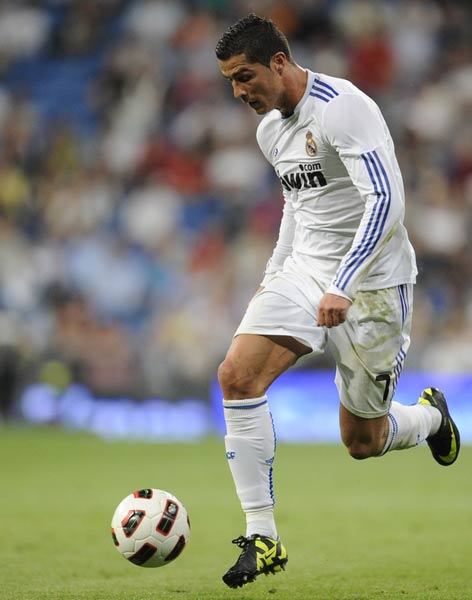 毫不惧场！李悦洲反击妙传张洪硕暴扣 随后三分一箭穿心！（李悦洲敢打敢拼！反击妙传张洪硕重扣，再飙三分直穿网心！）