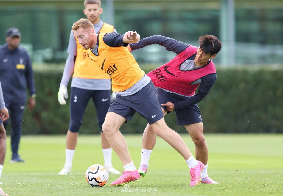 前队友：梅西教会我怎么踢球! 有时我还被他怒吼!（前队友谈梅西：他教会我踢球，也曾冲我怒吼）