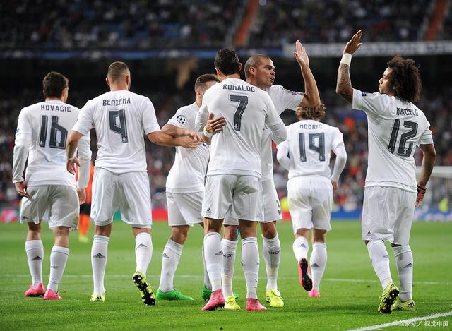 拜仁积极追求梅努，欲将其打造成欧冠核心，但曼联与意甲球队争夺，形势激烈。（拜仁求购梅努谋建欧冠核心，曼联与意甲诸强竞逐，争夺白热化）