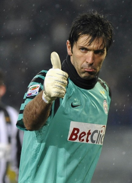 国米尤文争夺曼城后卫阿克！蓝月亮冬窗标价3500万欧（阿克冬窗标价3500万欧，国米与尤文争抢曼城中卫）