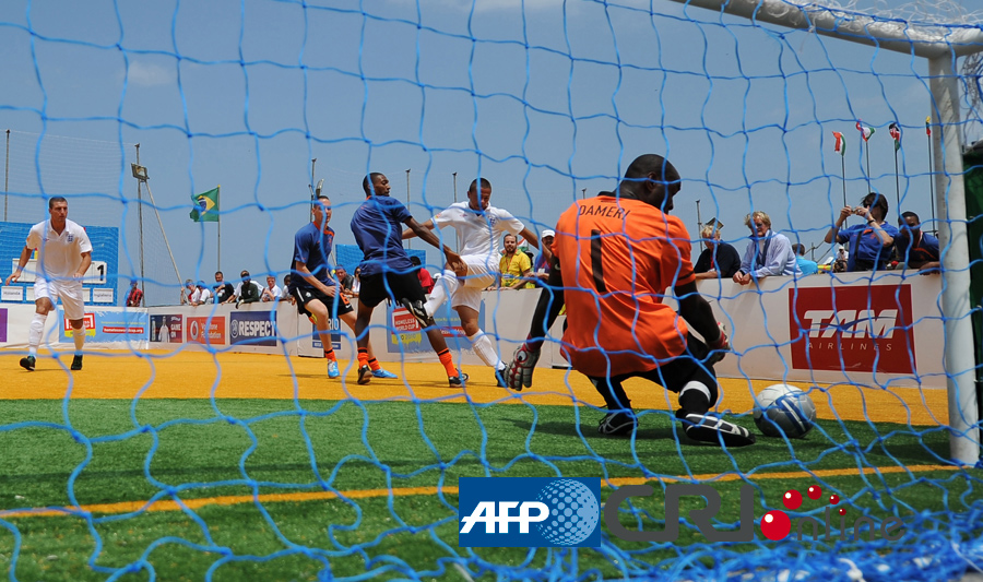 澳超战报：科斯格罗夫双响，九人奥克兰FC2-1惠灵顿凤凰