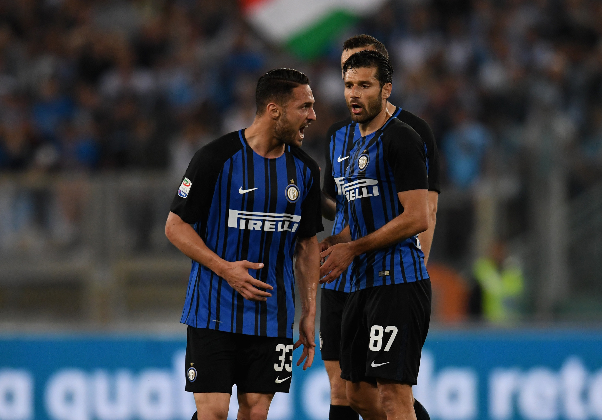 老队友再相见！克莱赛后与库里、追梦深情拥抱致意（旧日战友重聚！克莱赛后与库里、追梦深情相拥致意）