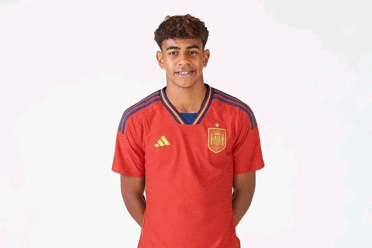 意甲战报：基恩双响，佛罗伦萨5-1十人乌迪内斯获联赛首胜（意甲快讯：基恩梅开二度，佛罗伦萨5-1大胜十人乌迪内斯斩获联赛首胜）