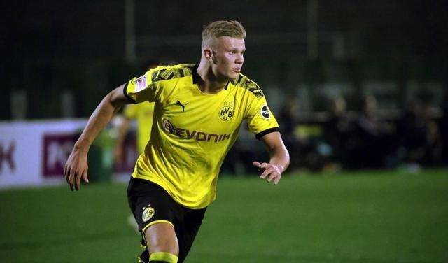 梅西赛前将球衣赠予安哥拉总统，总统回赠他一座纪念奖杯