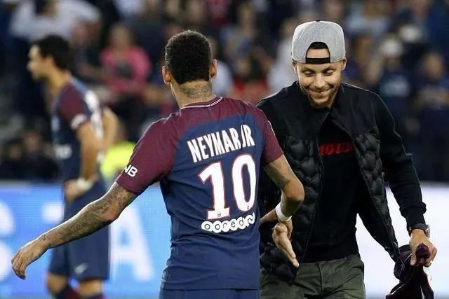 近15年谷歌每年搜索量最高球员：C罗10次断崖领先，梅西仅1次